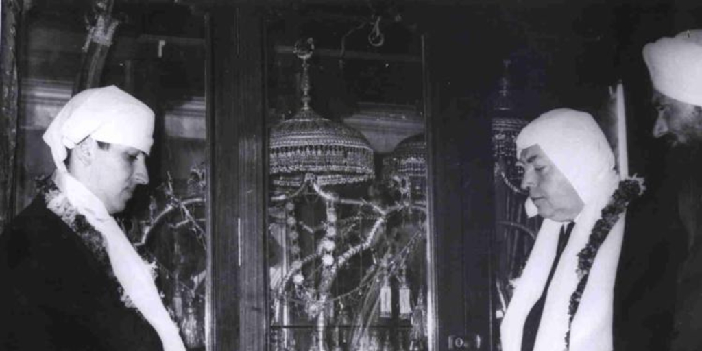 Julio Barrenechea en la sala Jewellery junto a su hijo, Nueva Delhi 1970