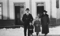 Roque Esteban Scarpa junto a sus padres y hermanos frente a su casa en Punta Arenas, 1920