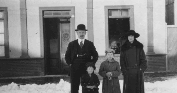 Roque Esteban Scarpa junto a sus padres y hermanos frente a su casa en Punta Arenas, 1920