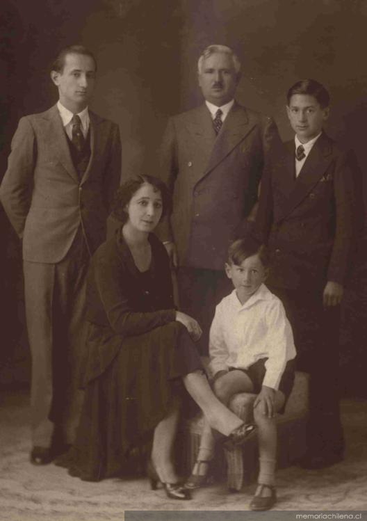 Roque Esteban Scarpa junto a sus padres y hermanos, 1932