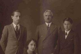 Roque Esteban Scarpa junto a sus padres y hermanos, 1932