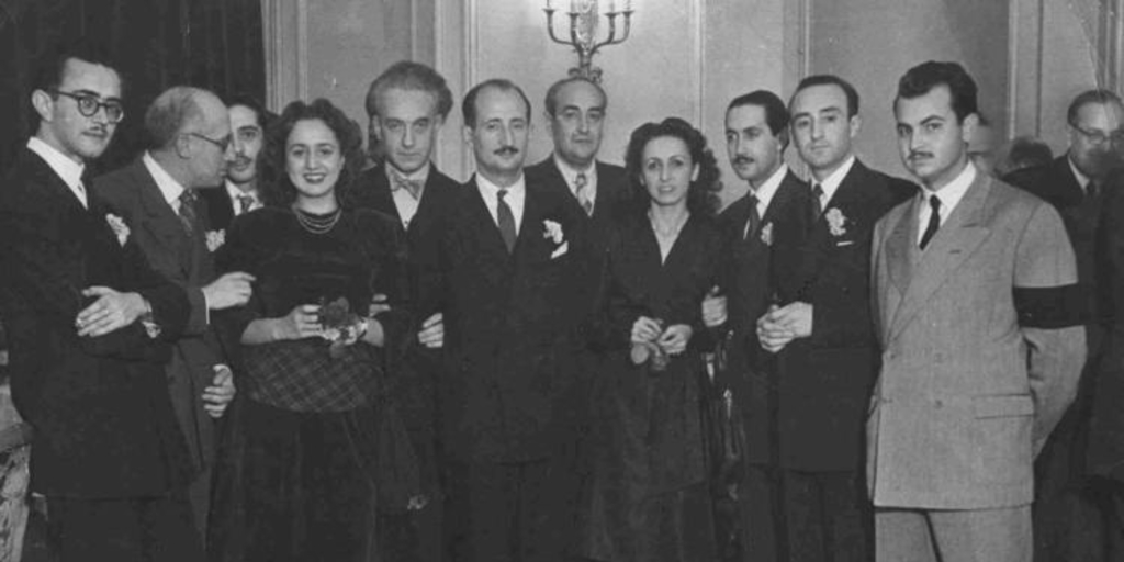 Roque Esteban Scarpa en Madrid, junto a Juan Guerrero, Antonio Olivares, Rafael Montecinos, Andrés Revesz, Lope Mateo, José García Nieto y Leopoldo Luis, 1947