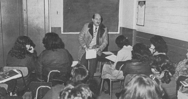 Roque Esteban Scarpa enseñando en el Liceo B-42 de Niñas