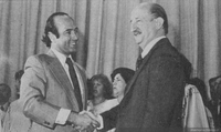 Roque Esteban Scarpa recibiendo el Premio Nacional de Literatura, 1980