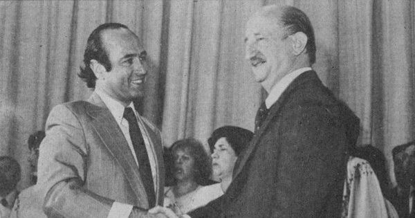 Roque Esteban Scarpa recibiendo el Premio Nacional de Literatura, 1980