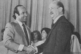 Roque Esteban Scarpa recibiendo el Premio Nacional de Literatura, 1980