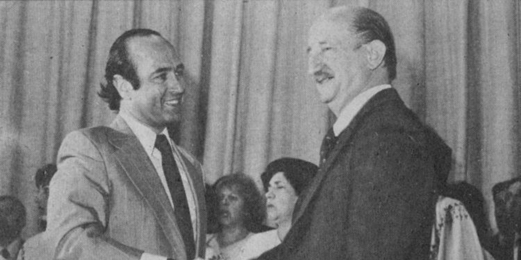 Roque Esteban Scarpa recibiendo el Premio Nacional de Literatura, 1980