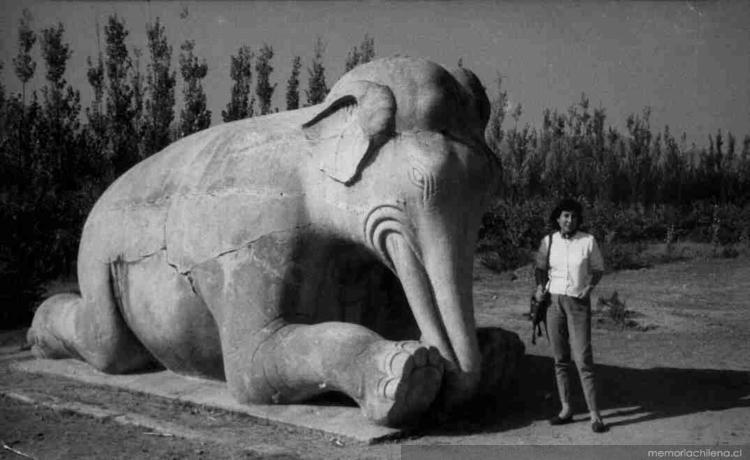 Margarita Aguirre en la entrada de las Tumbas Ming, China, 1960