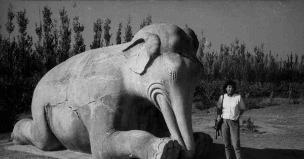 Margarita Aguirre en la entrada de las Tumbas Ming, China, 1960