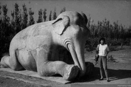 Margarita Aguirre en la entrada de las Tumbas Ming, China, 1960