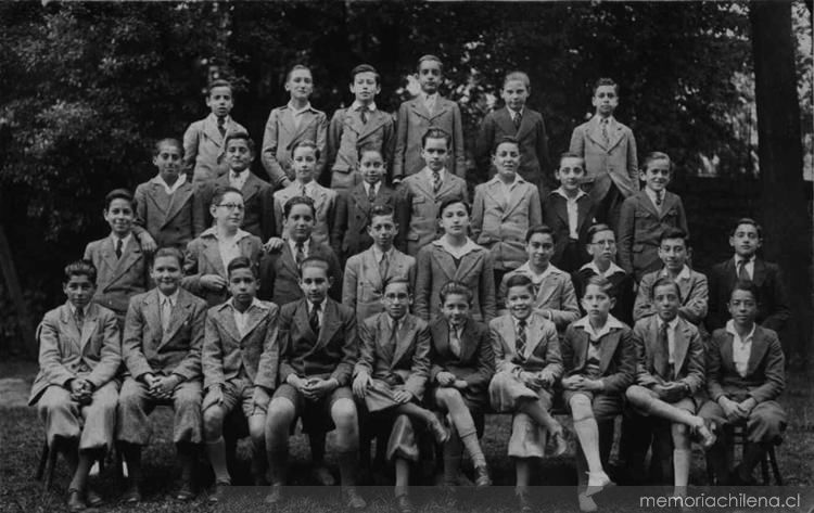 Joaquín Edwards Bello junto a sus compañeros de colegio, 1887-1968