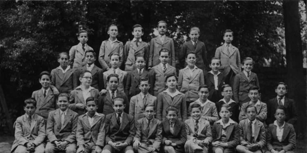 Joaquín Edwards Bello junto a sus compañeros de colegio, 1887-1968