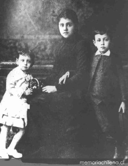 Diego Dublé Urrutia en 1884, junto a su madre Teodorinda Urrutia y su hermana Aurora