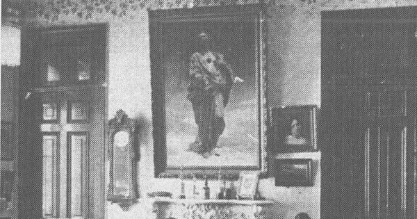 La familia en la sala de la casa, hacia 1914