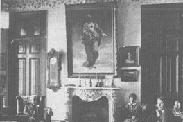 La familia en la sala de la casa, hacia 1914