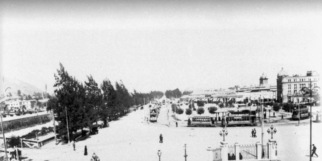 Vista de la Estación Mapocho hacia el terminal de tranvías, construida en 1912