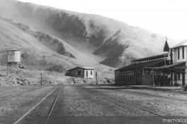 Estación de ferrocarril en las pampas salitreras de Soronal hacia 1900