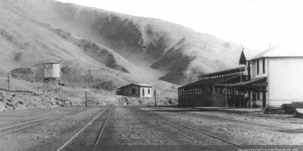 Estación de ferrocarril en las pampas salitreras de Soronal hacia 1900