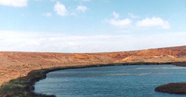 Laguna en el cráter del Rano Raraku