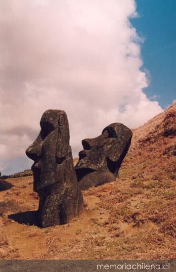 Dos moais en laderas de volcán Rano Raraku