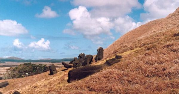 Moais en laderas de volcán Rano Raraku