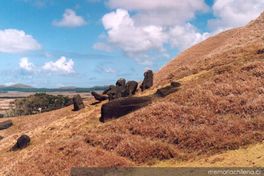 Moais en laderas de volcán Rano Raraku