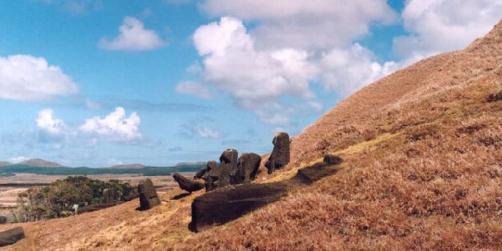 Moais en laderas de volcán Rano Raraku