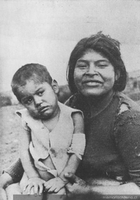 Mujer kawéskar con su hijo, hacia 1945