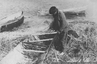 Construcción de una canoa, hacia 1945