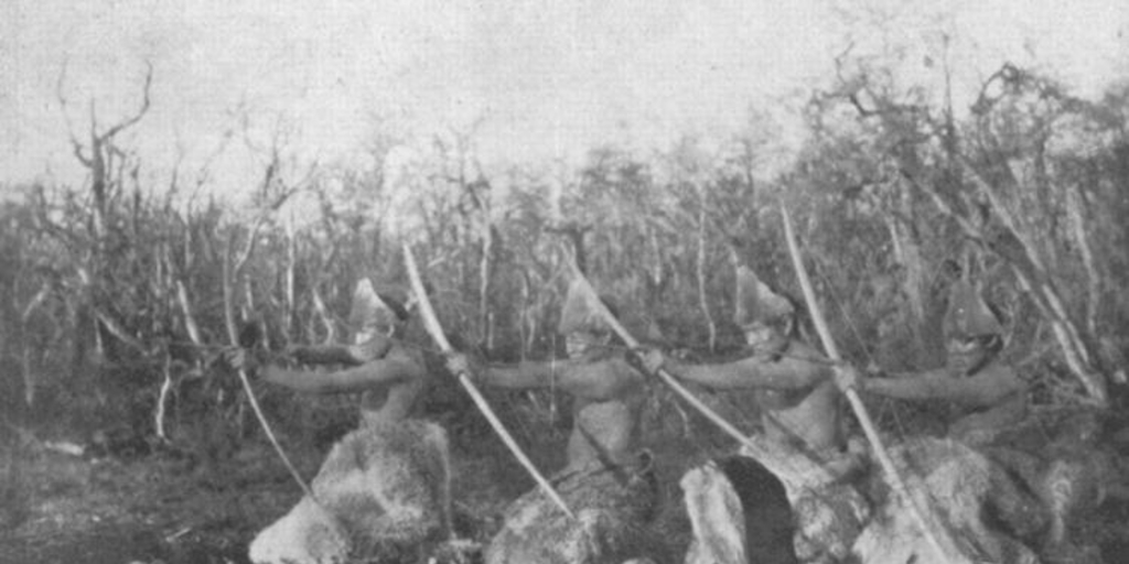 Selk'nam entrenando con arco y flecha, hacia 1920