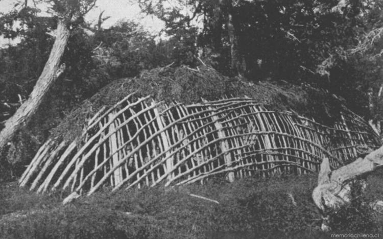 Cabaña común yámana para ceremonias de iniciación a la pubertad, hacia 1920