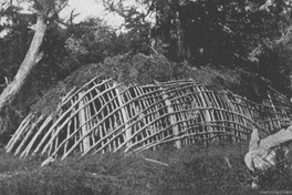 Cabaña común yámana para ceremonias de iniciación a la pubertad, hacia 1920