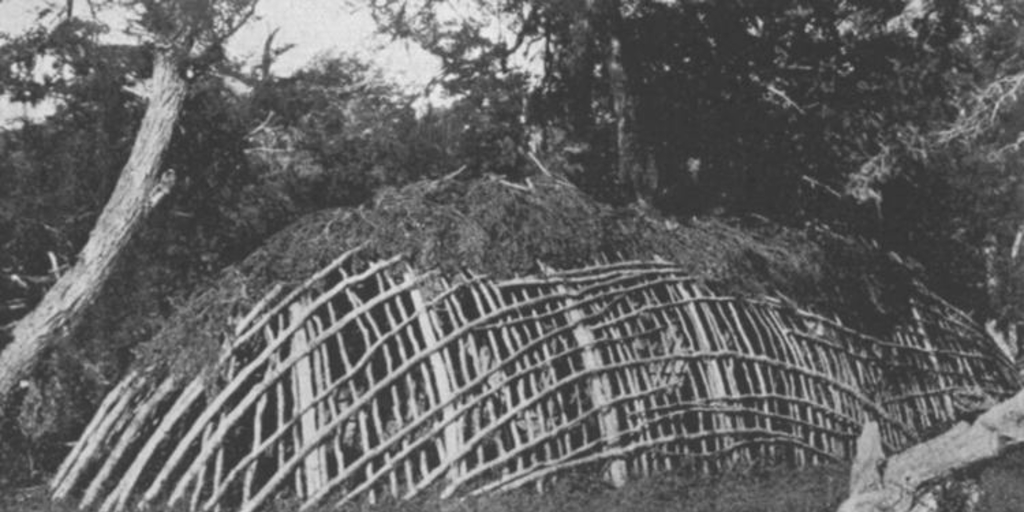 Cabaña común yámana para ceremonias de iniciación a la pubertad, hacia 1920