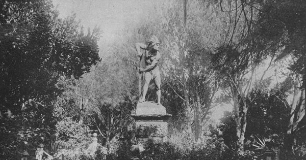 Parque de Lota con estatua de Caupolicán