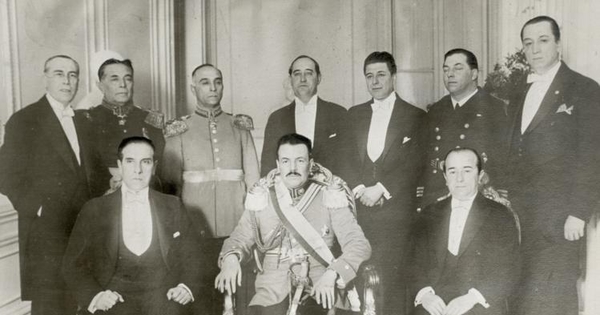 Ibáñez y su gabinete ministerial en el palacio de La Moneda, 1927