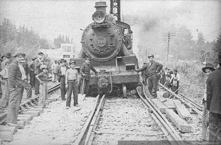 Tren desrielado en la estación de Lontué (San Carlos) tras el terremoto de 1939