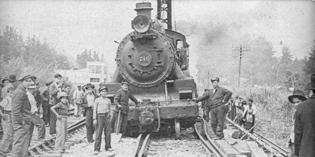 Tren desrielado en la estación de Lontué (San Carlos) tras el terremoto de 1939