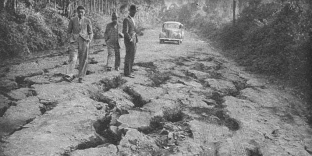 Camino de Chillán a Concepción destruido por el terremoto de 1939