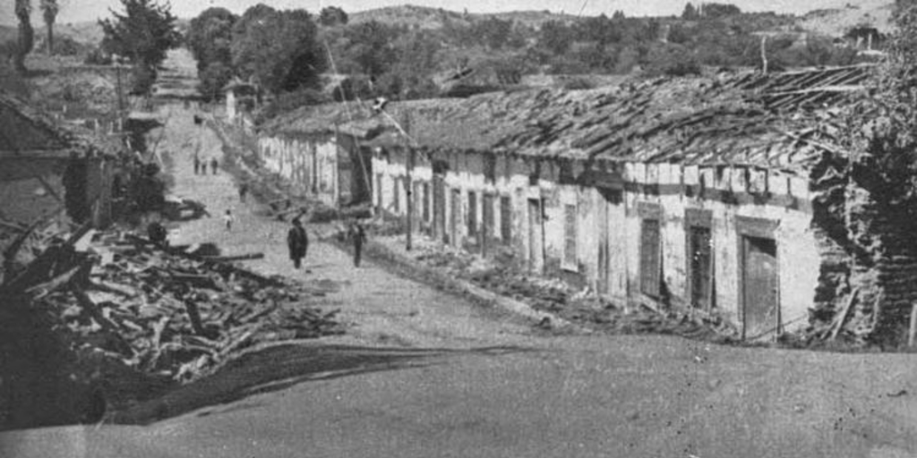 Calle principal del pueblo de Florida, 8° región, reducida a escombros