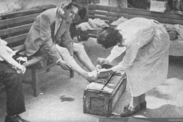 Médicos curando a un herido en la plaza de Concepción, 1939