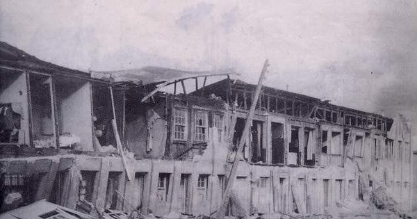 Edificio del centro de Castro tras el terremoto de 1960