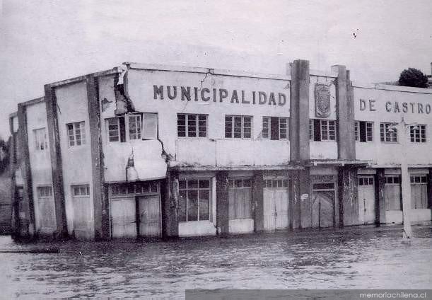 Edificio de la Municipalidad de Castro agrietado e inundado tras el terremoto de 1960