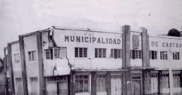 Edificio de la Municipalidad de Castro agrietado e inundado tras el terremoto de 1960