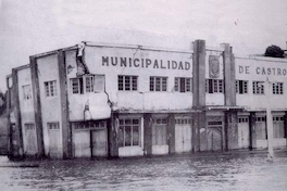 Edificio de la Municipalidad de Castro agrietado e inundado tras el terremoto de 1960