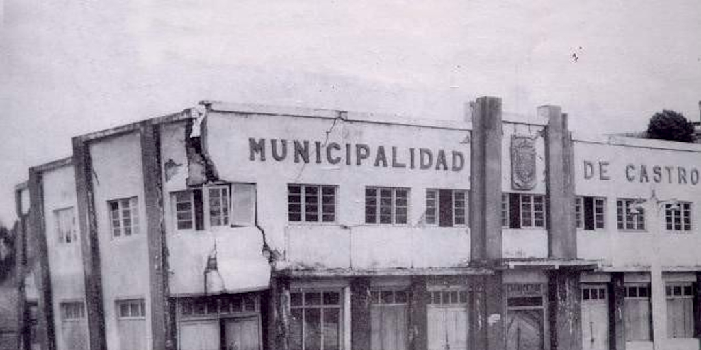 Edificio de la Municipalidad de Castro agrietado e inundado tras el terremoto de 1960