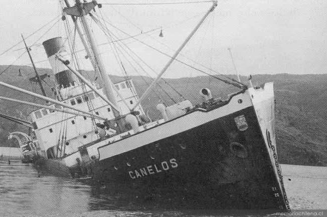 Barco Canelos hundido tras el maremoto de 1960