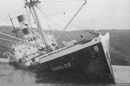 Barco Canelos hundido tras el maremoto de 1960