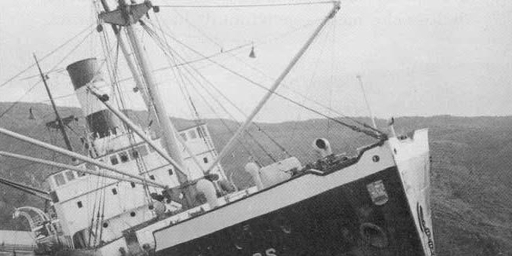 Barco Canelos hundido tras el maremoto de 1960