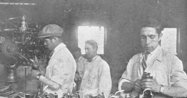 Fábrica de calzado Álvarez, Yarza y Cia, máquina de armar cortes, Talca, 1933