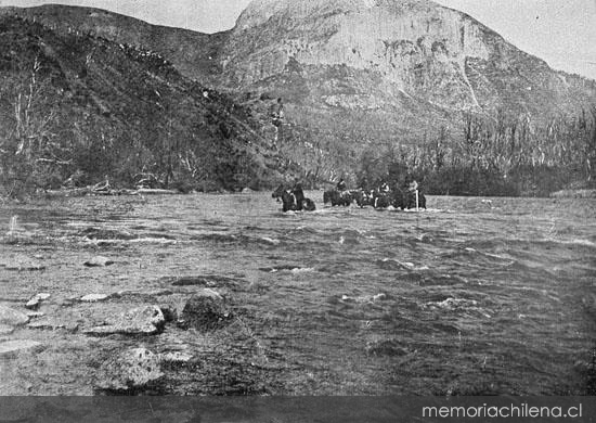 Empleados de la S.I.A. vadeando el río Simpson cerca de Coyhaique, 1920